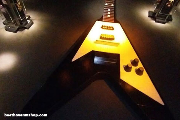 بزرگترین گیتار الکتریک قابل پخش جهان - فروشگاه موسیقی بتهوون