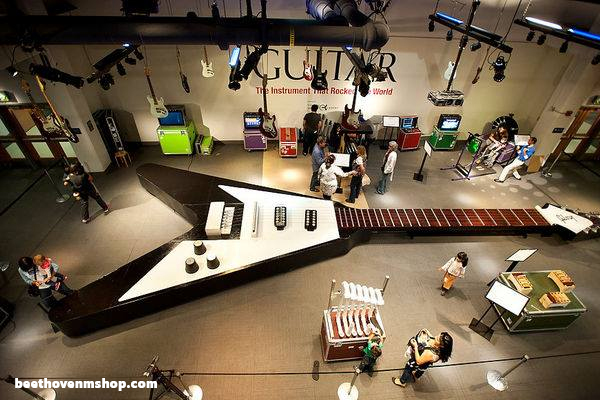 بزرگترین گیتار الکتریک قابل پخش جهان - فروشگاه موسیقی بتهوون